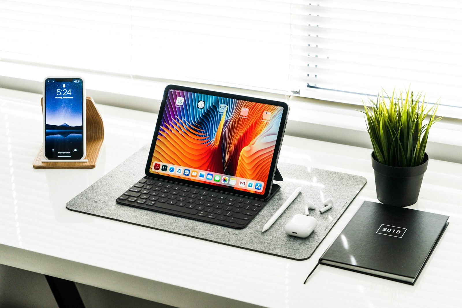 Tablet, smartphone, dan perangkat kerja di meja