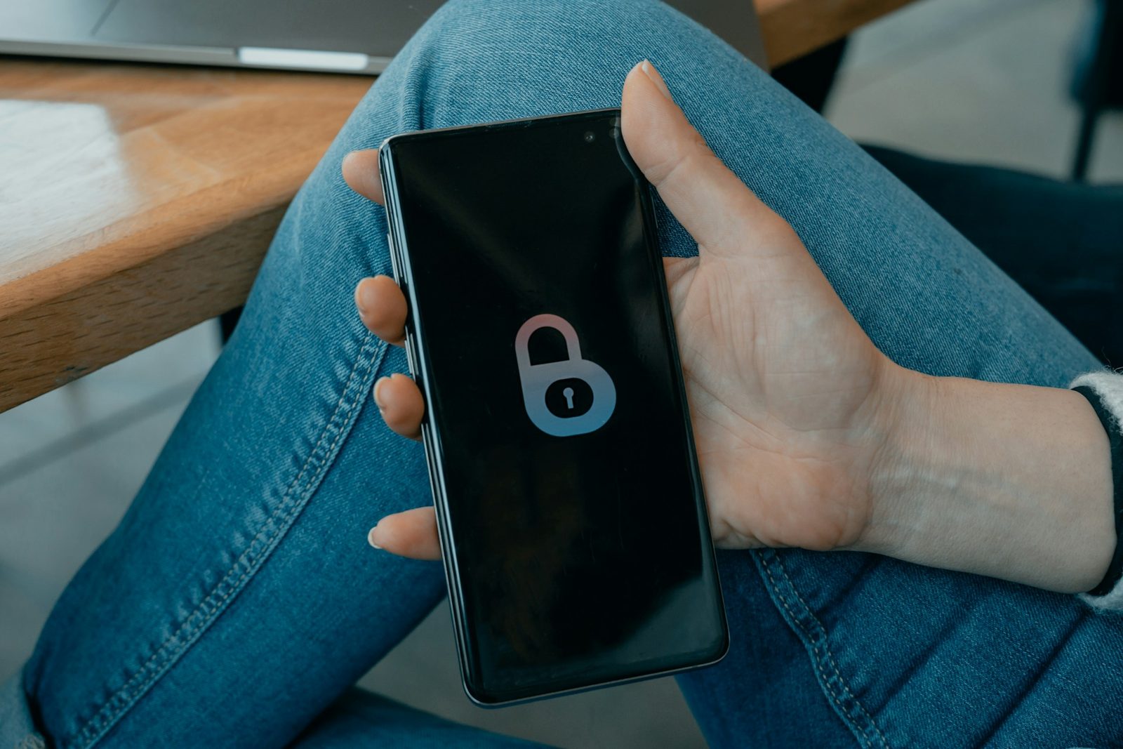Smartphone dengan ikon gembok di tangan