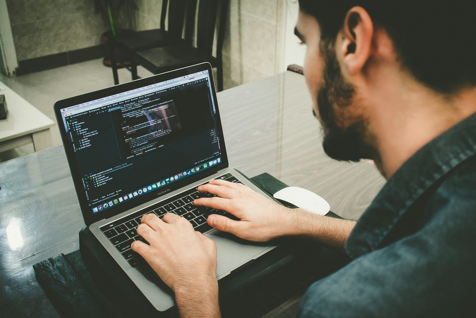 Developer bekerja di laptop