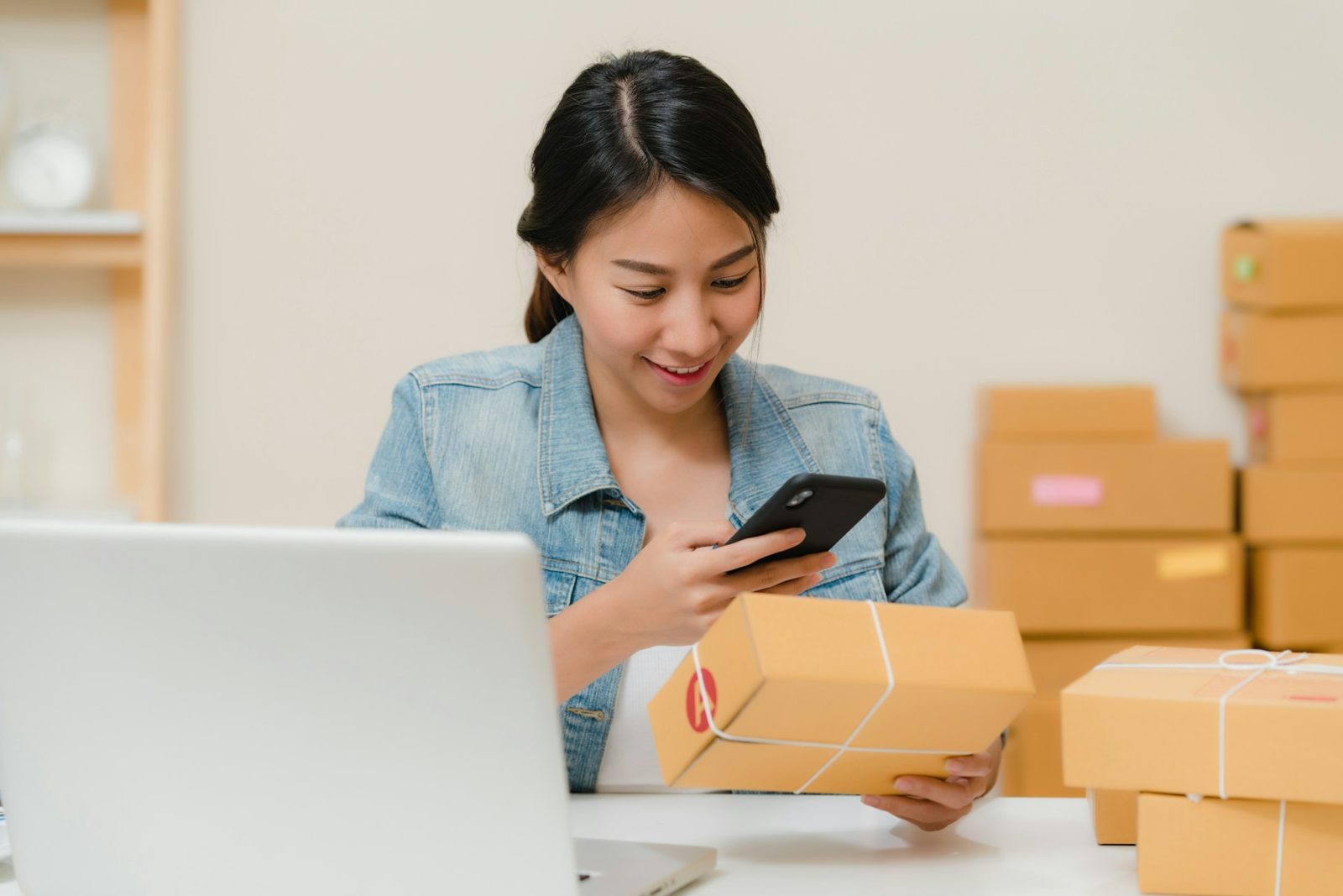 Penjual online memeriksa pesanan lewat smartphone